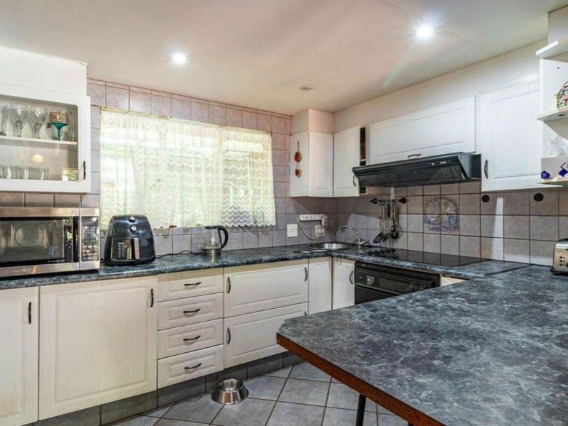 WHEN LOCATION AND AMPLE SPACE MATTERS... - Photo 3