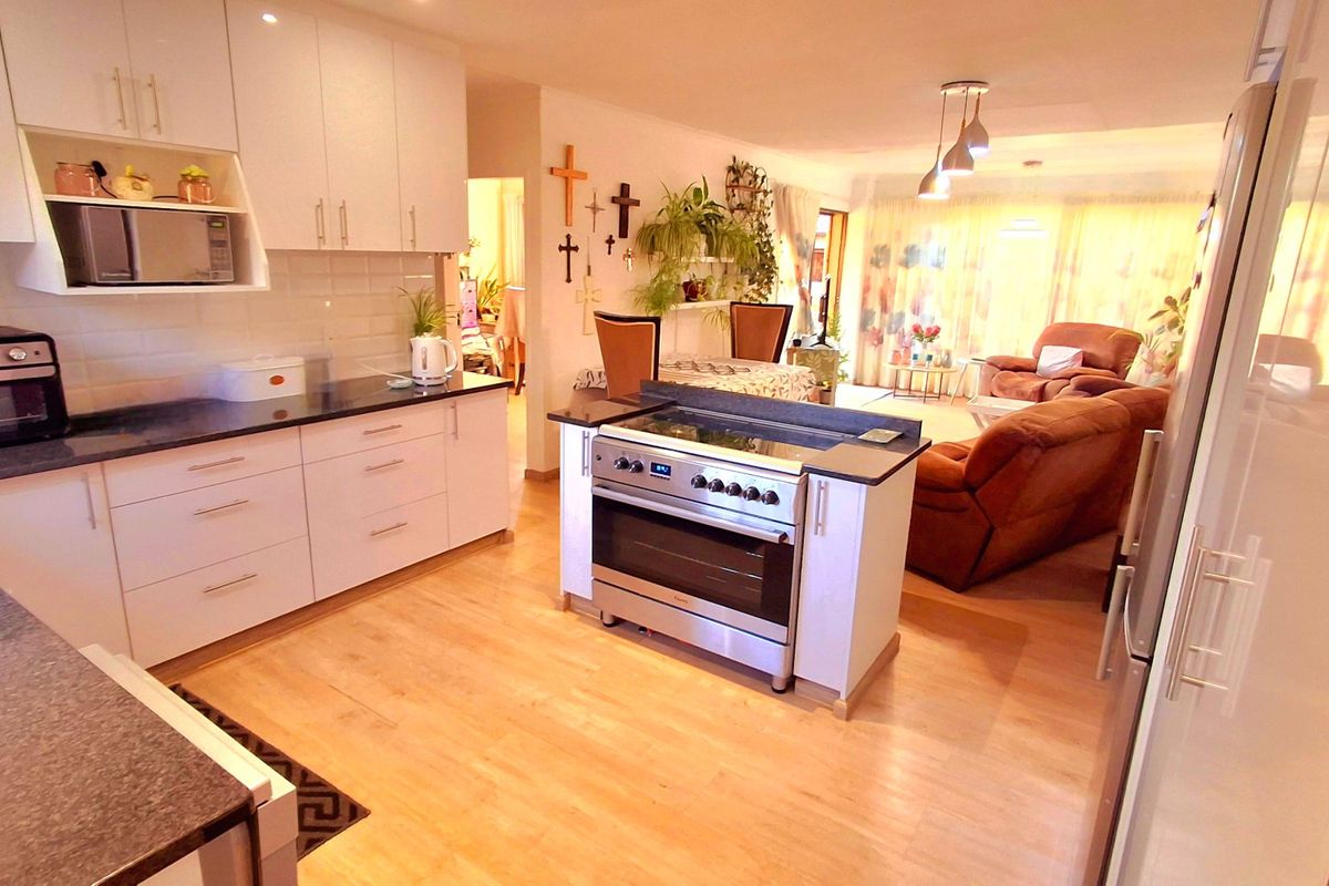 Secure & Pet-Friendly Townhouse in a Well-Maintained Complex – Ideal for First-Time Buyers or Small Families - Photo 5