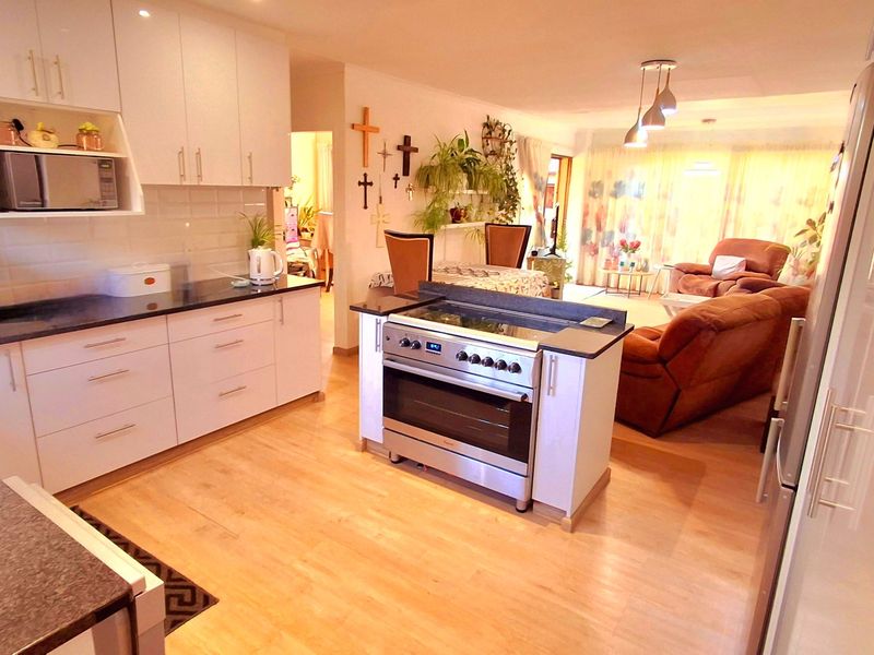 Secure & Pet-Friendly Townhouse in a Well-Maintained Complex – Ideal for First-Time Buyers or Small Families - Photo 5
