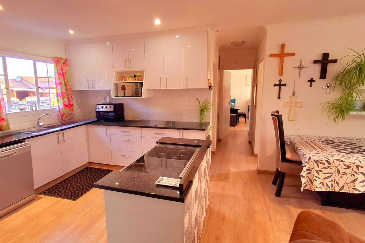 Secure & Pet-Friendly Townhouse in a Well-Maintained Complex – Ideal for First-Time Buyers or Small Families - Photo 4