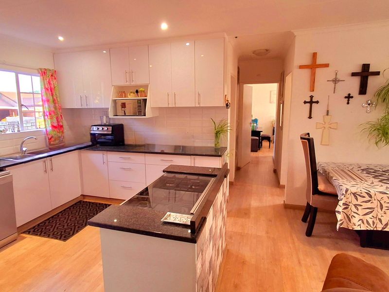 Secure & Pet-Friendly Townhouse in a Well-Maintained Complex – Ideal for First-Time Buyers or Small Families - Photo 4