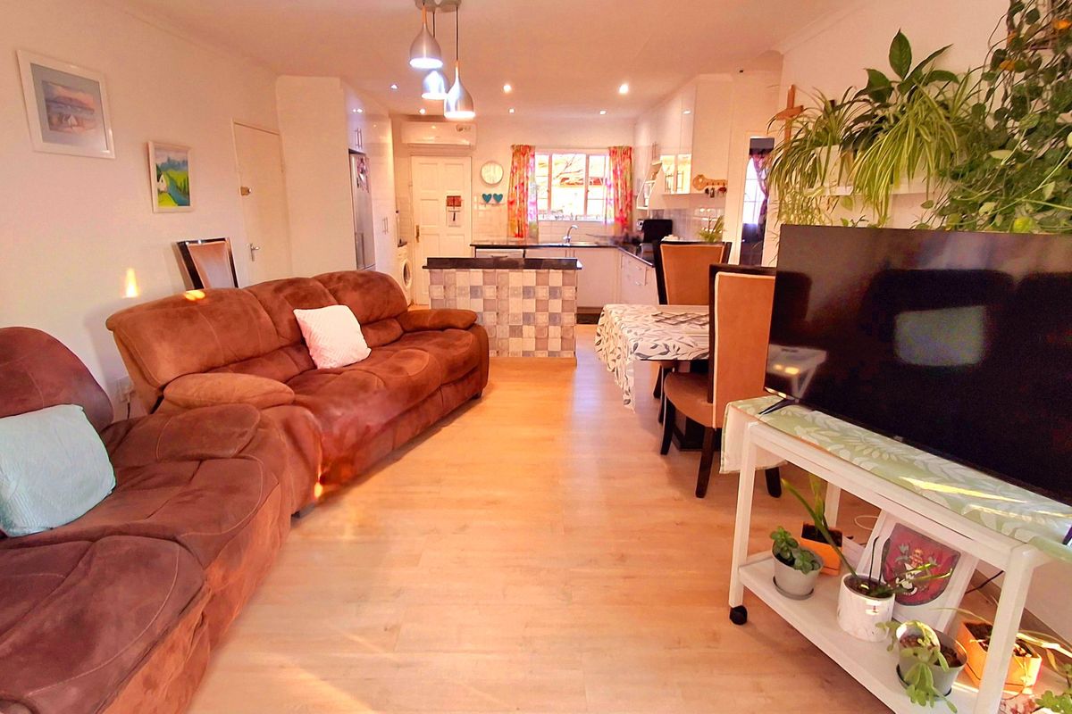 Secure & Pet-Friendly Townhouse in a Well-Maintained Complex – Ideal for First-Time Buyers or Small Families - Photo 3
