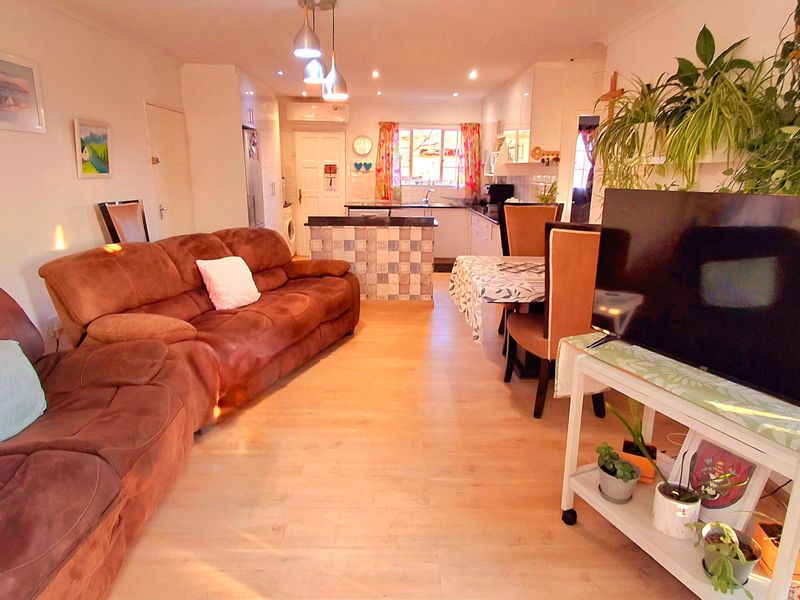 Secure & Pet-Friendly Townhouse in a Well-Maintained Complex – Ideal for First-Time Buyers or Small Families - Photo 3