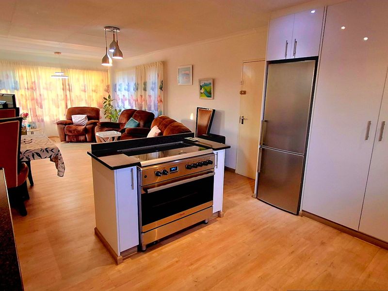 Secure & Pet-Friendly Townhouse in a Well-Maintained Complex – Ideal for First-Time Buyers or Small Families - Photo 6