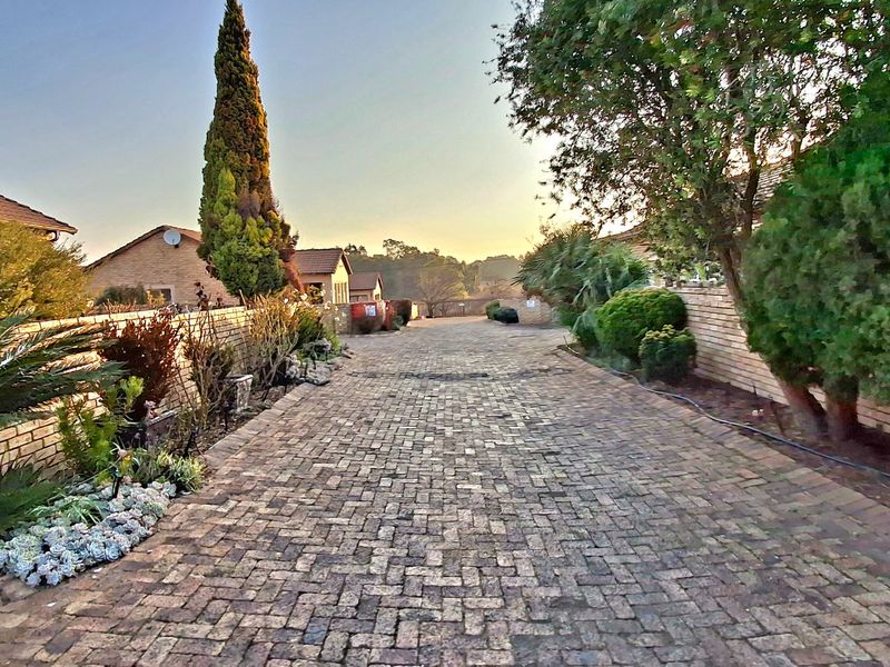 Secure & Pet-Friendly Townhouse in a Well-Maintained Complex – Ideal for First-Time Buyers or Small Families - Photo 1