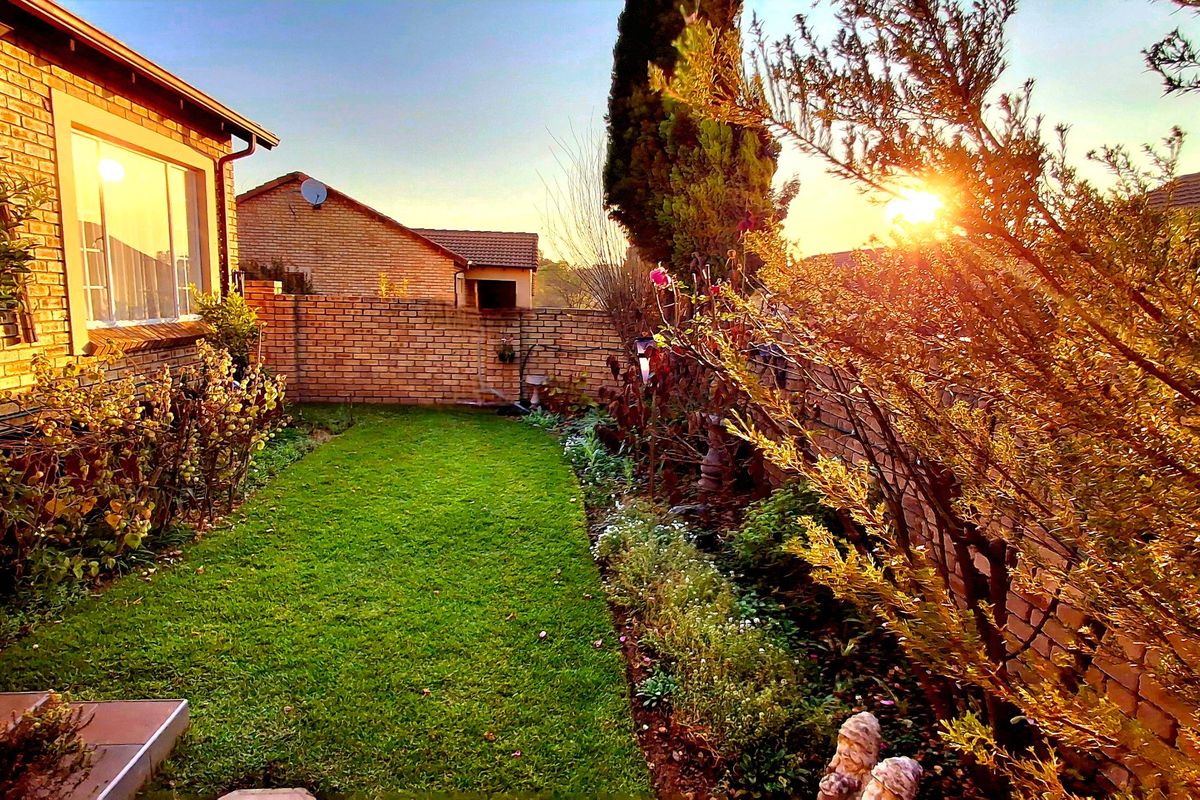 Secure & Pet-Friendly Townhouse in a Well-Maintained Complex – Ideal for First-Time Buyers or Small Families - Photo 2