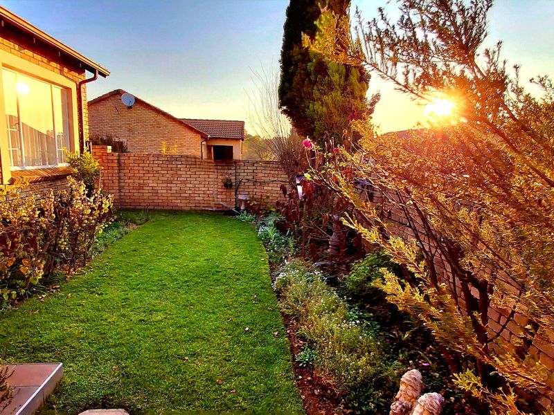 Secure & Pet-Friendly Townhouse in a Well-Maintained Complex – Ideal for First-Time Buyers or Small Families - Photo 2