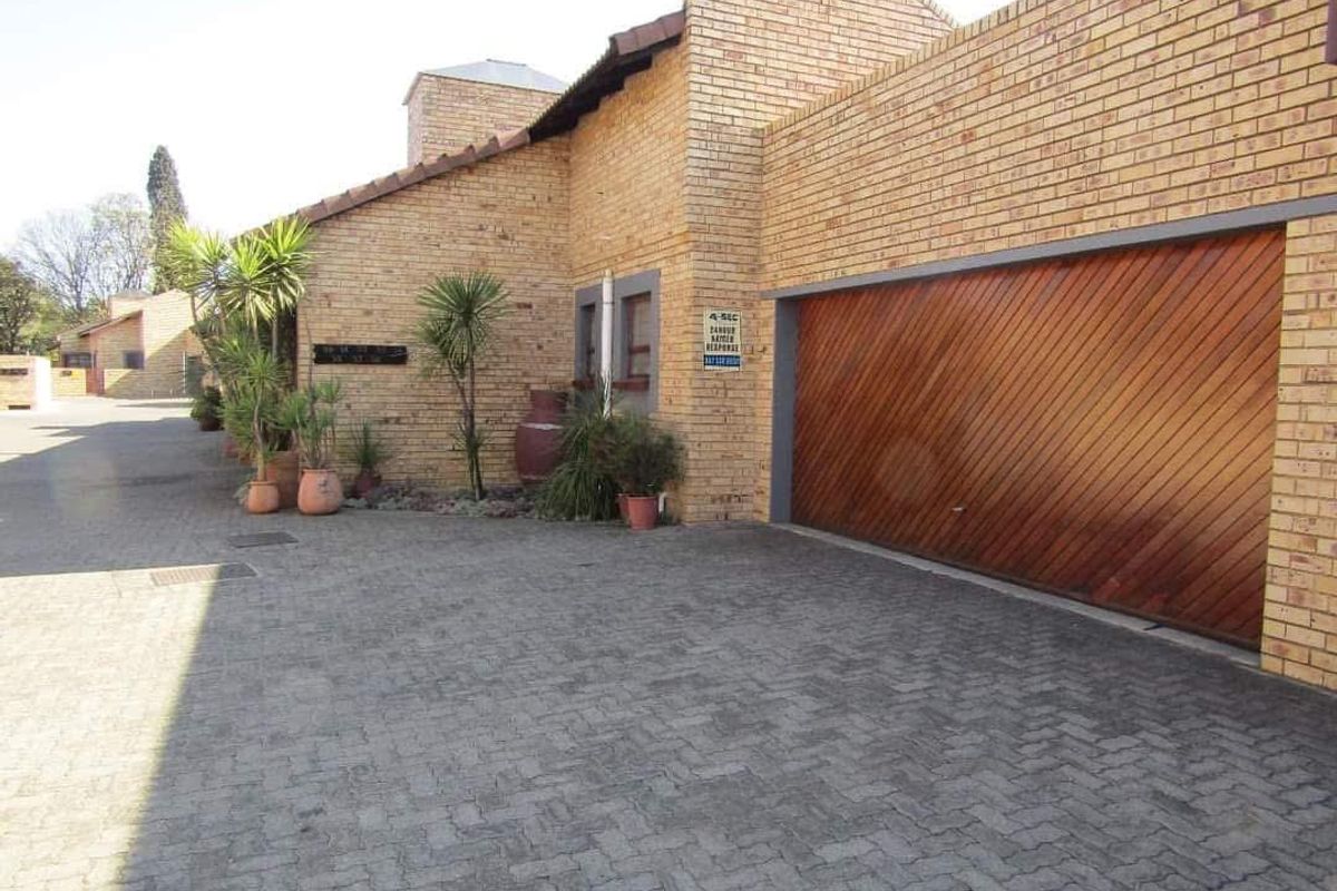 Three-Bedroom Townhouse in Prime SW5  - Photo 3