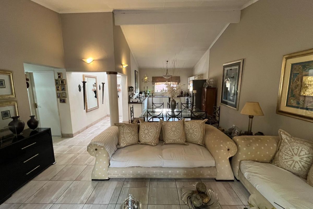 Three-Bedroom Townhouse in Prime SW5  - Photo 5