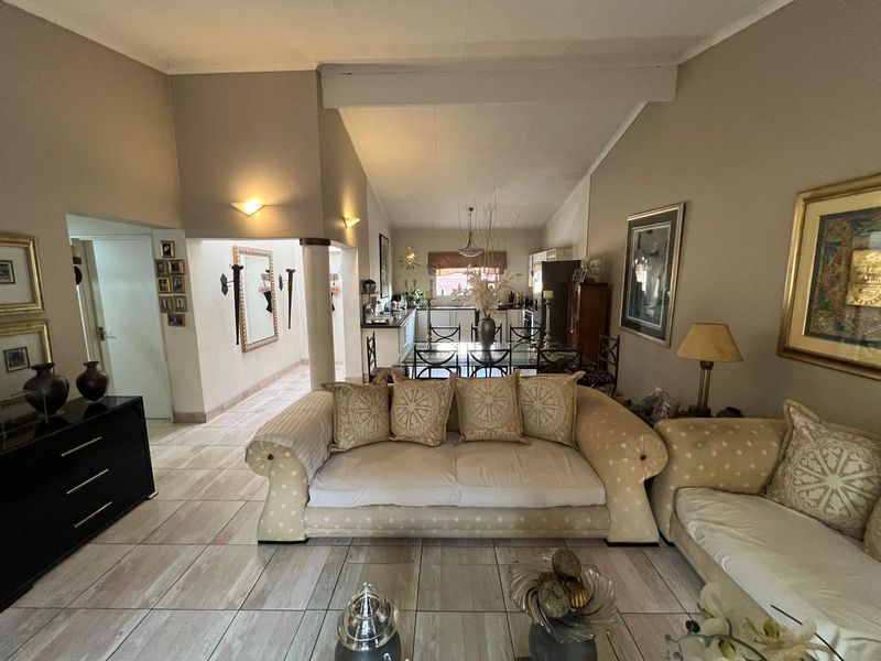 Three-Bedroom Townhouse in Prime SW5  - Photo 5