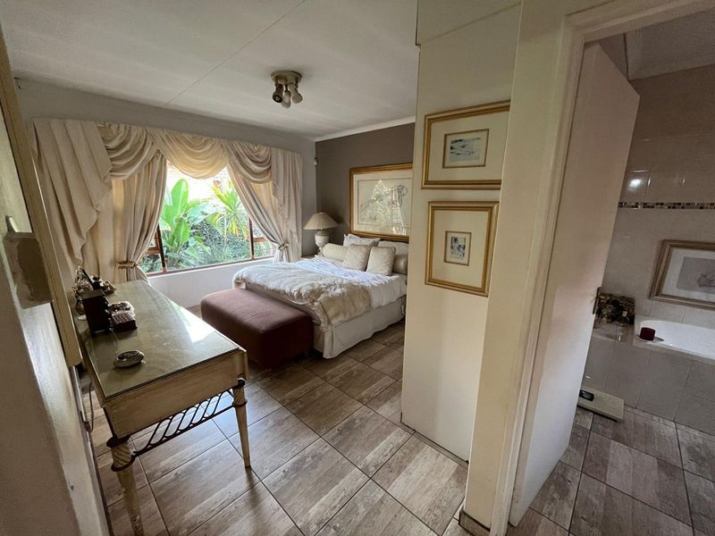 Three-Bedroom Townhouse in Prime SW5  - Photo 2