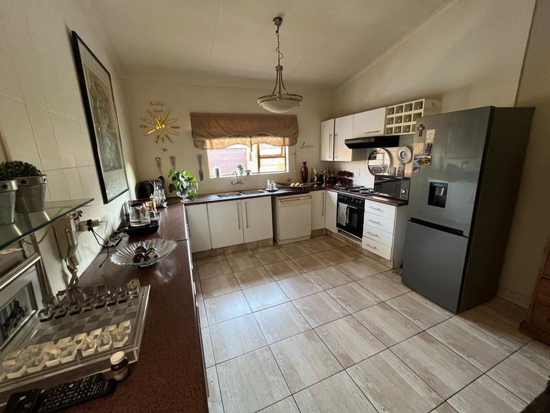 Three-Bedroom Townhouse in Prime SW5  - Photo 10