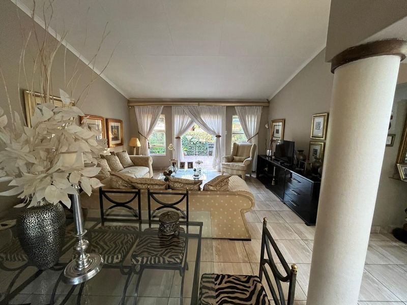 Three-Bedroom Townhouse in Prime SW5  - Photo 9