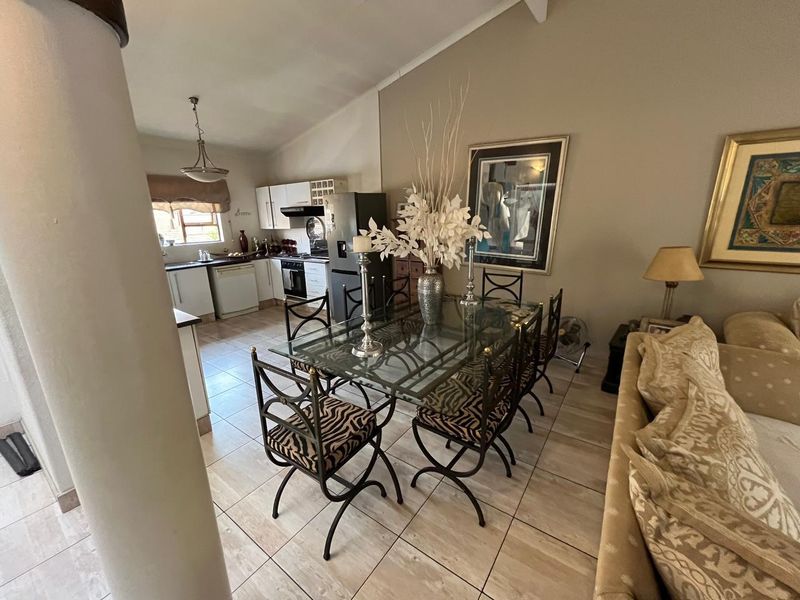 Three-Bedroom Townhouse in Prime SW5  - Photo 8