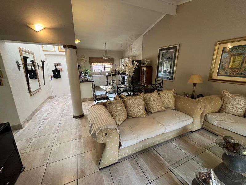 Three-Bedroom Townhouse in Prime SW5  - Photo 6