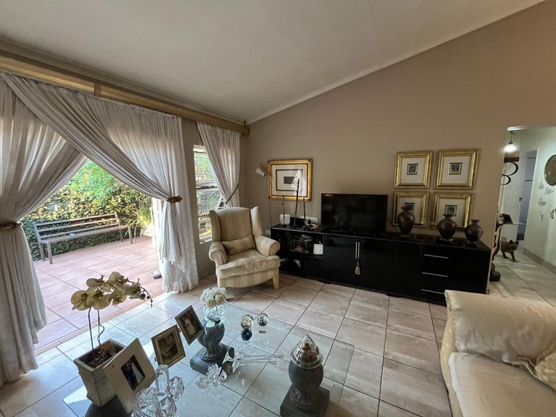 Three-Bedroom Townhouse in Prime SW5  - Photo 7