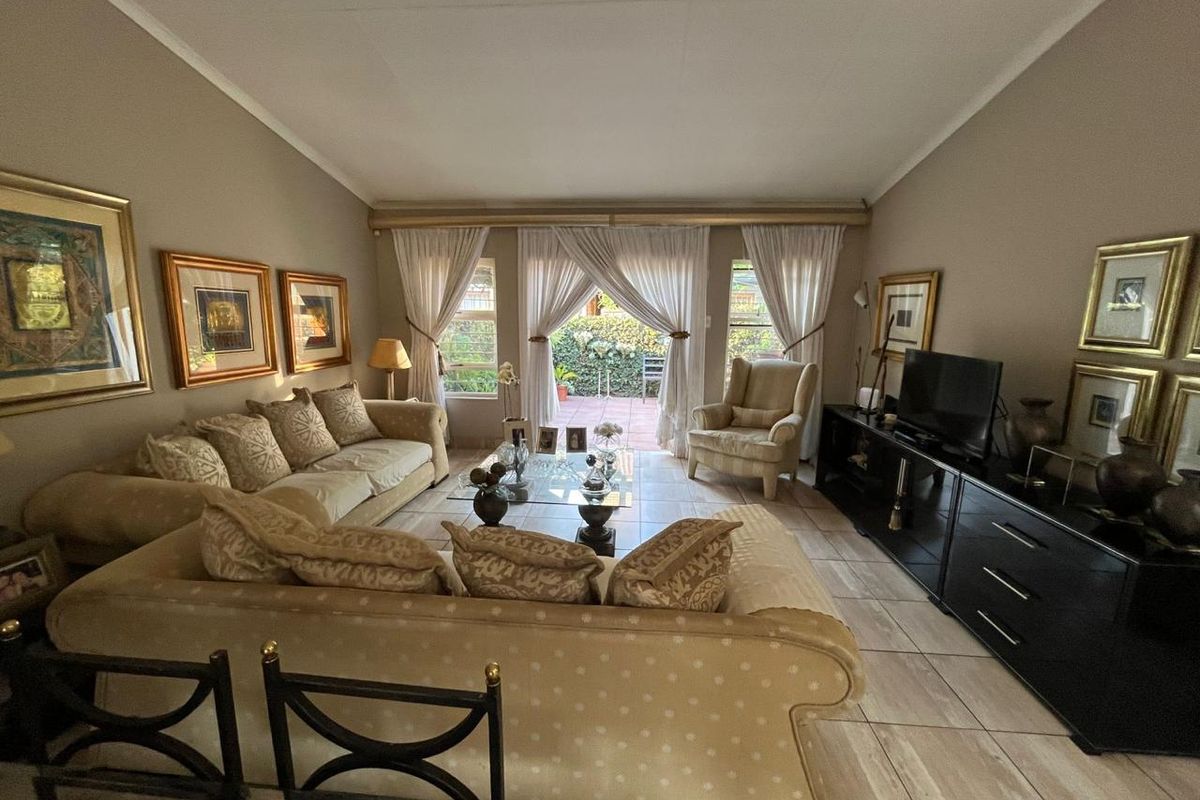 Three-Bedroom Townhouse in Prime SW5  - Photo 4