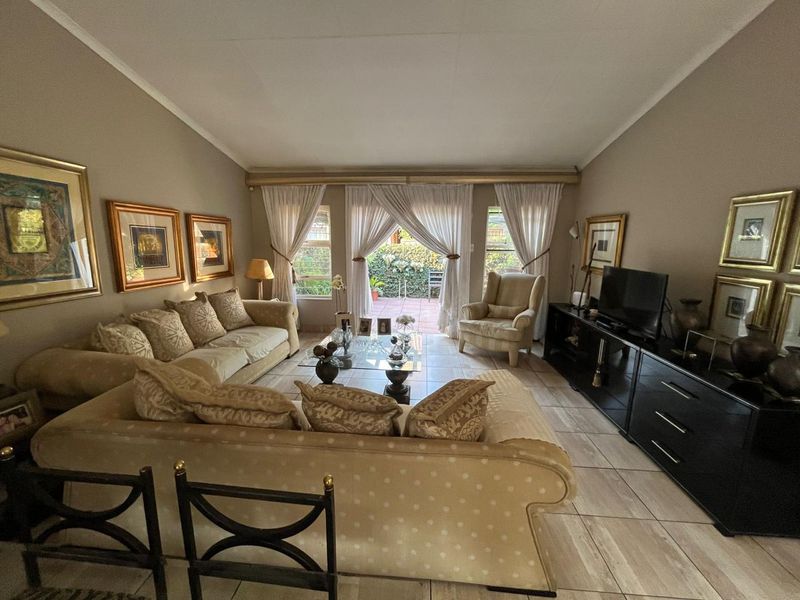 Three-Bedroom Townhouse in Prime SW5  - Photo 4