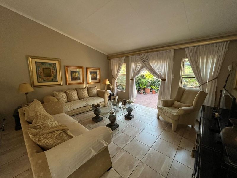 Three-Bedroom Townhouse in Prime SW5  - Photo 1