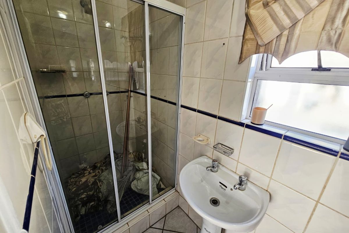 A Beautiful 4 Bedroom 3.5 Bathroom house for rent in Eldo Glen Estate - Photo 4