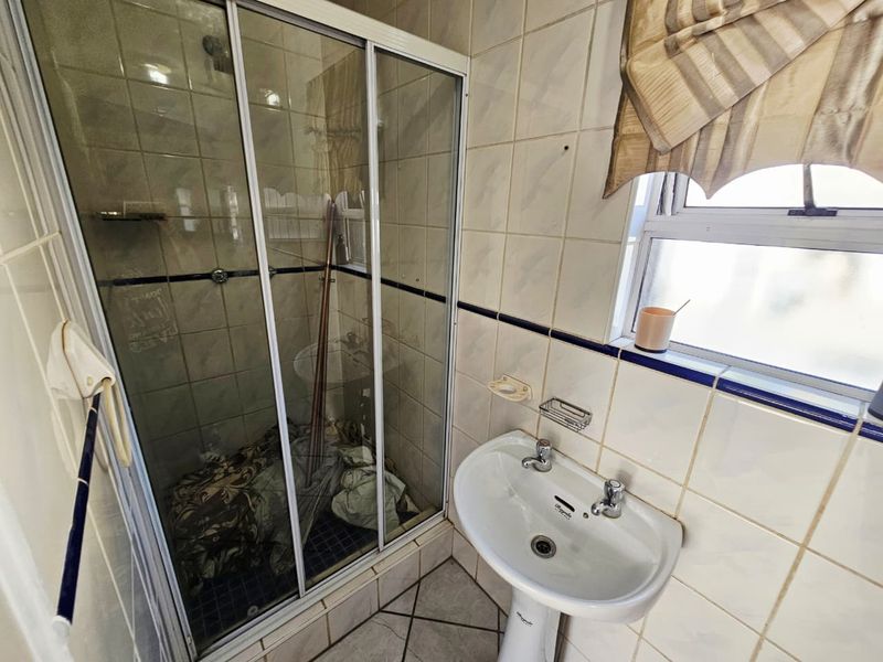 A Beautiful 4 Bedroom 3.5 Bathroom house for rent in Eldo Glen Estate - Photo 4