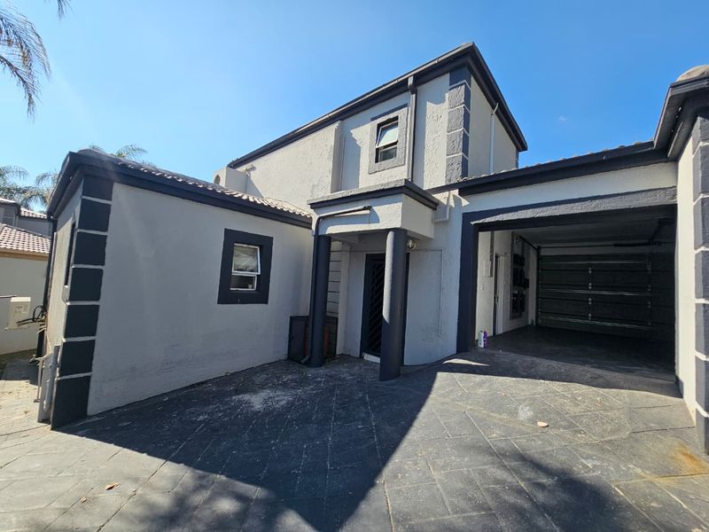 A Beautiful 4 Bedroom 3.5 Bathroom house for rent in Eldo Glen Estate - Photo 1