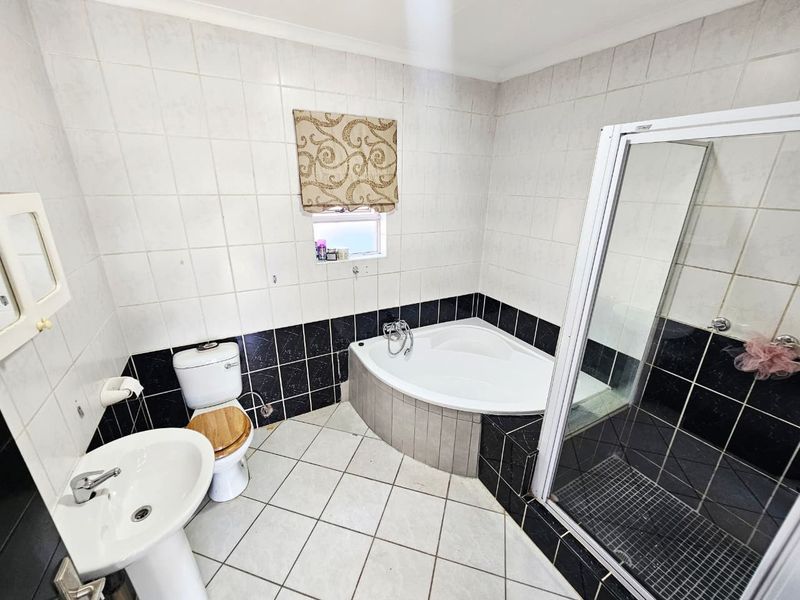 A Beautiful 4 Bedroom 3.5 Bathroom house for rent in Eldo Glen Estate - Photo 9