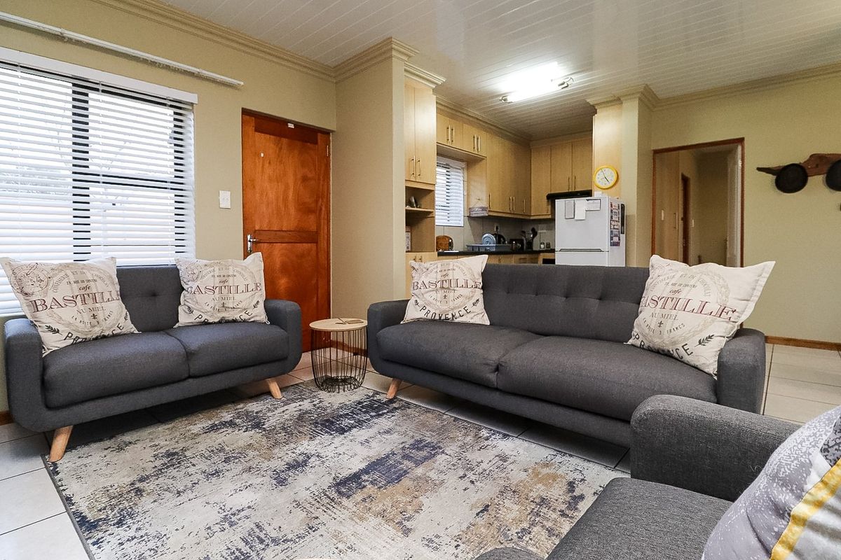 CHARMING HOME IN RETIREMENT VILLAGE - Photo 4
