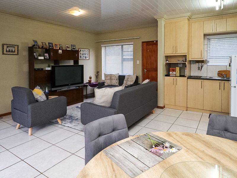 CHARMING HOME IN RETIREMENT VILLAGE - Photo 9