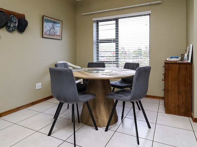 CHARMING HOME IN RETIREMENT VILLAGE - Photo 8