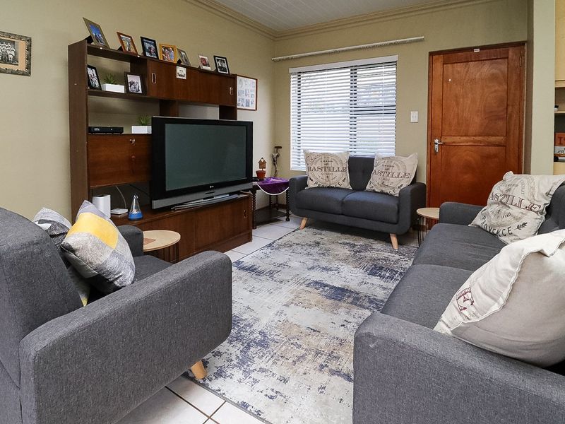 CHARMING HOME IN RETIREMENT VILLAGE - Photo 3