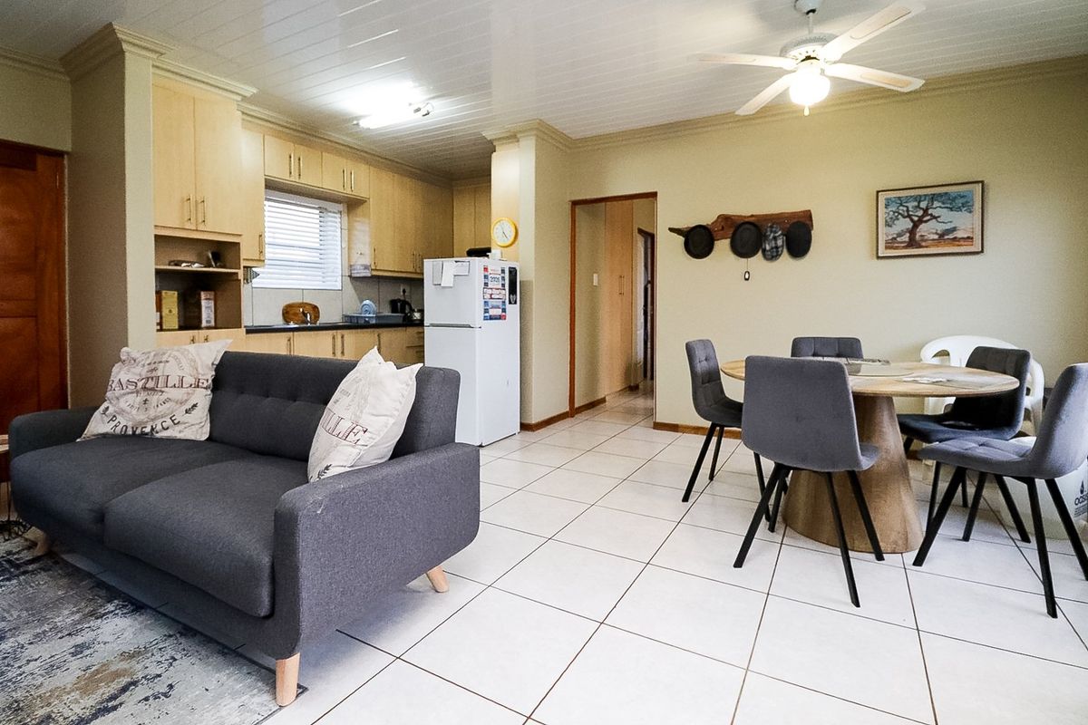 CHARMING HOME IN RETIREMENT VILLAGE - Photo 2
