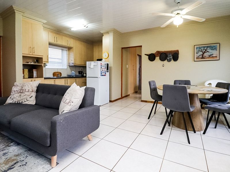 CHARMING HOME IN RETIREMENT VILLAGE - Photo 2