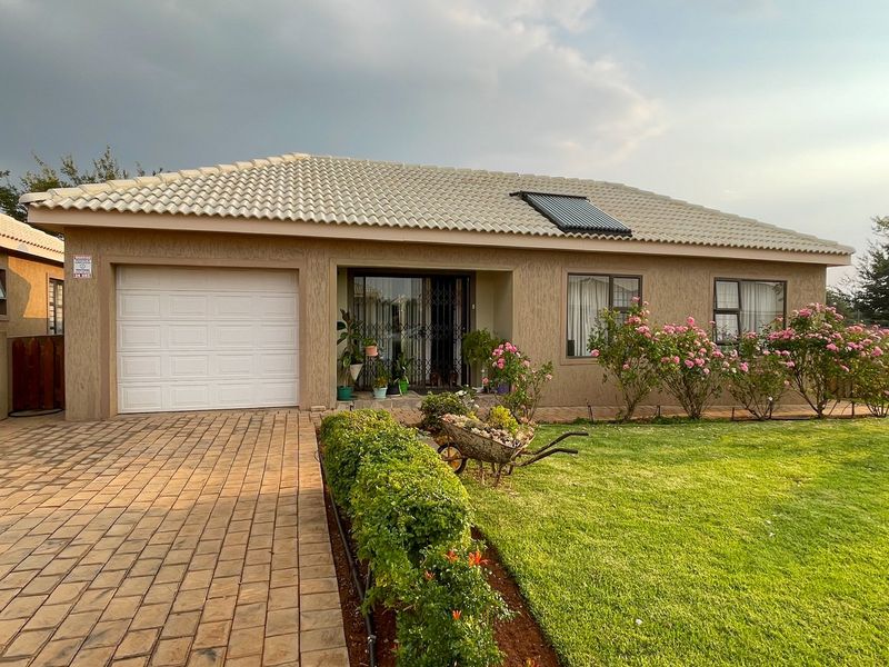 CHARMING HOME IN RETIREMENT VILLAGE - Photo 1
