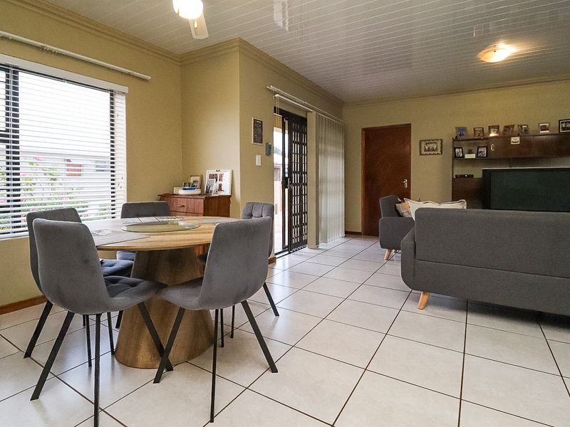 CHARMING HOME IN RETIREMENT VILLAGE - Photo 7