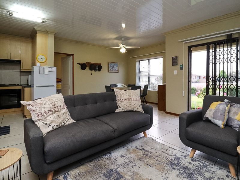 CHARMING HOME IN RETIREMENT VILLAGE - Photo 10