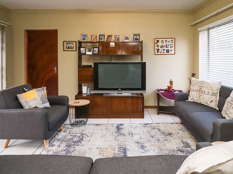 CHARMING HOME IN RETIREMENT VILLAGE - Photo 6