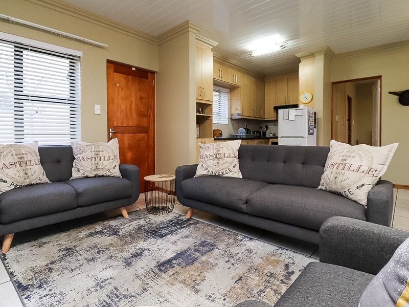 CHARMING HOME IN RETIREMENT VILLAGE - Photo 4