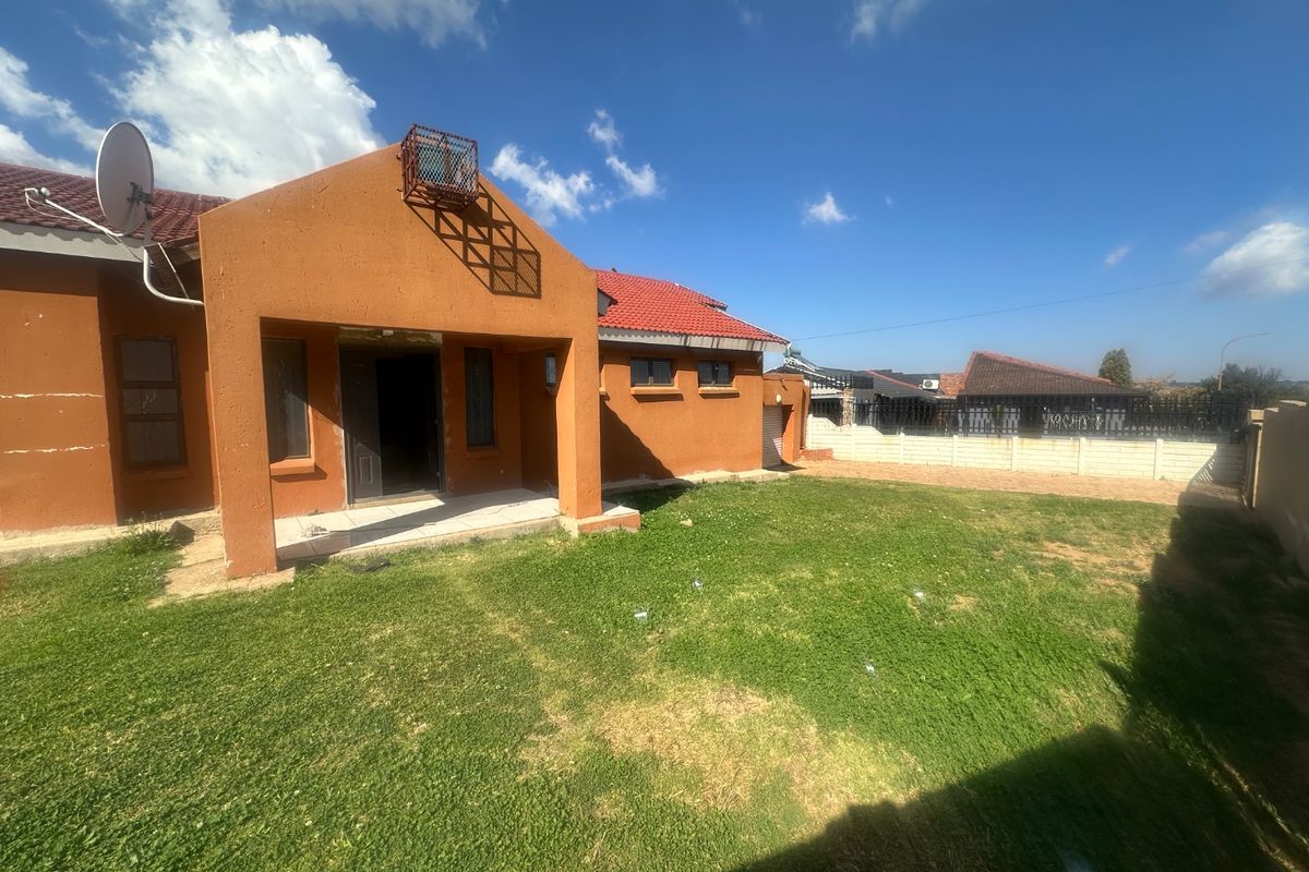 6 Bedroom house for Sale in Lenasia South. - Photo 4