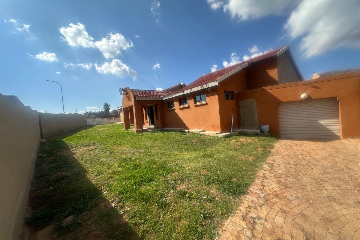 6 Bedroom house for Sale in Lenasia South. - Photo 5