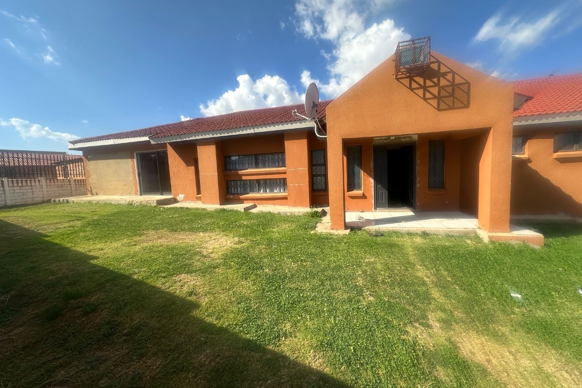 6 Bedroom house for Sale in Lenasia South. - Photo 3