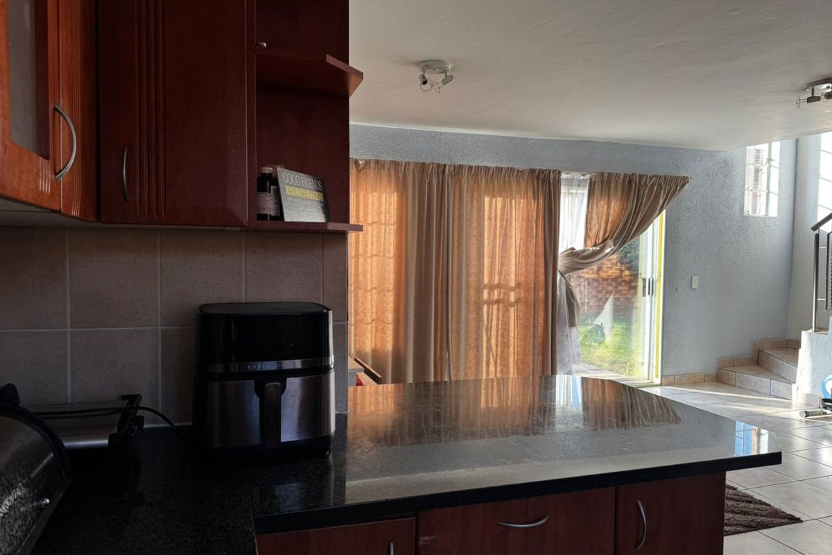 Stylish 2 Bed Townhouse in Rooihuiskraal North - Photo 4