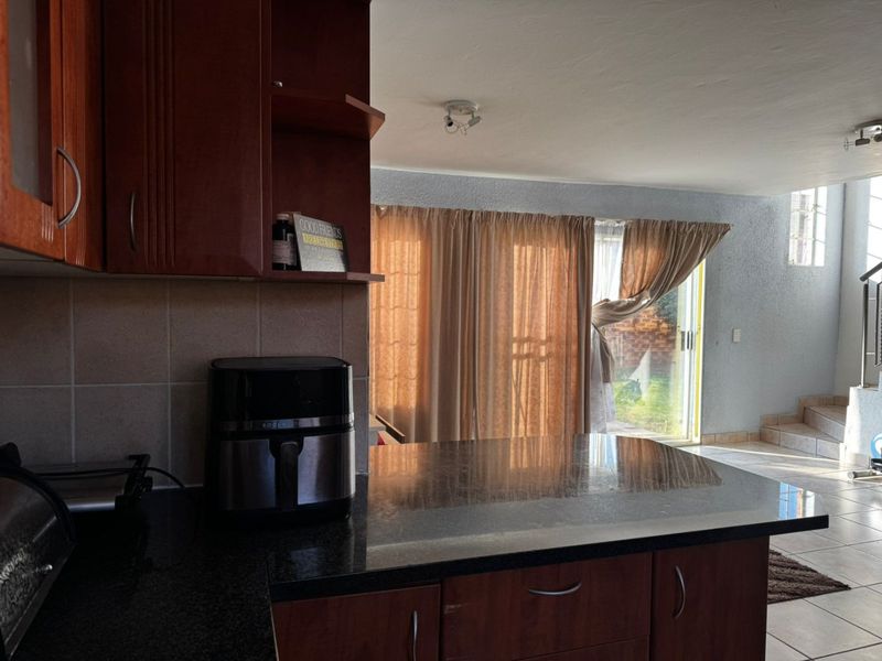 Stylish 2 Bed Flat in Rooihuiskraal North - Photo 4