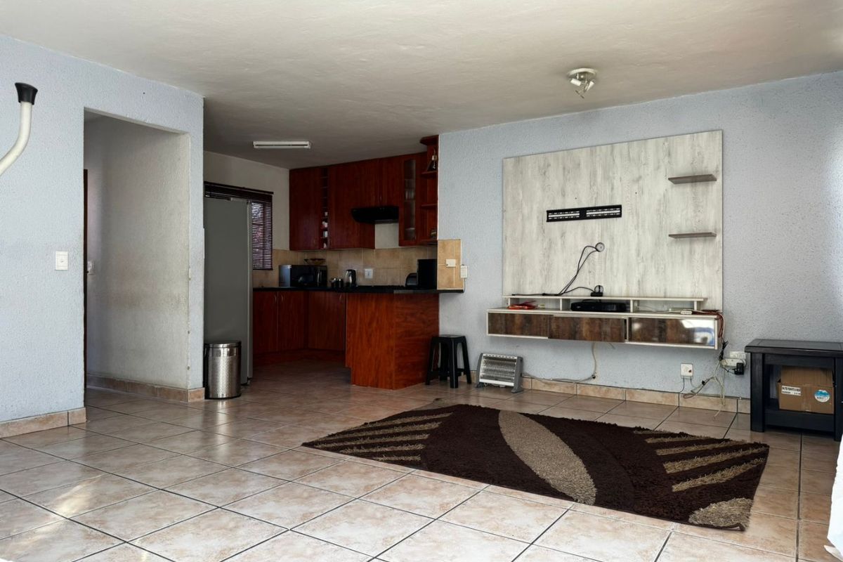 Stylish 2 Bed Townhouse in Rooihuiskraal North - Photo 2