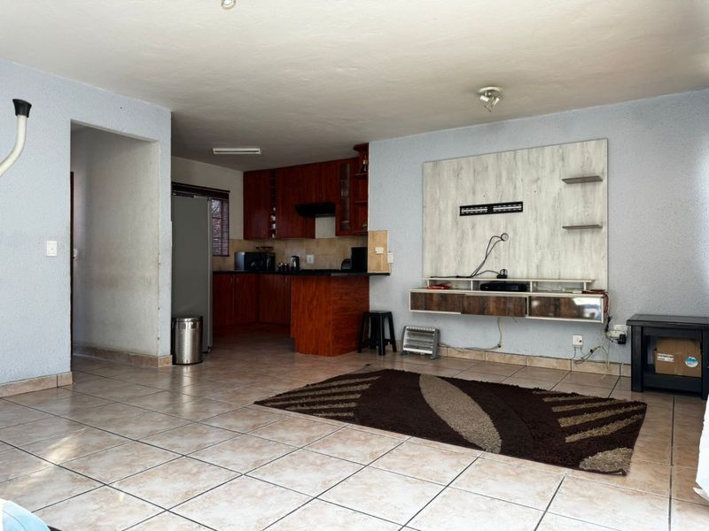 Stylish 2 Bed Townhouse in Rooihuiskraal North - Photo 2