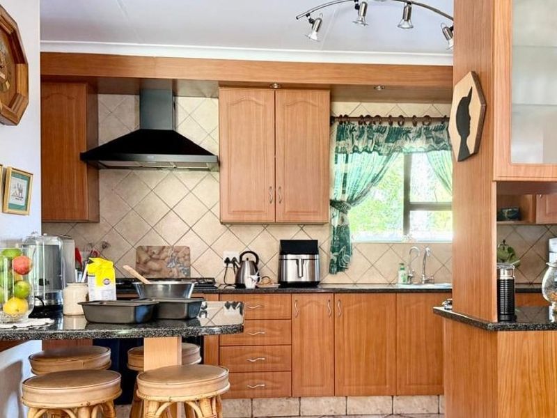 Family Home with Airy Open Plan Living - Photo 5