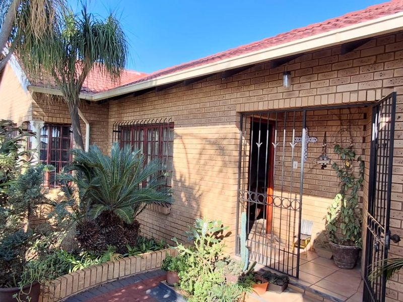 BEAUTIFUL HOUSE WITH FLAT FOR SALE - Photo 1