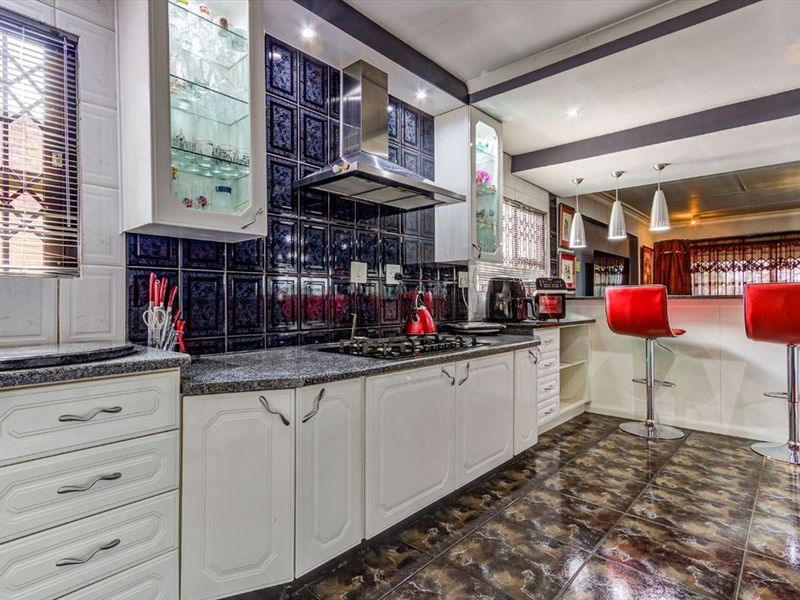 Spacious Five-Bedroom Family Home With Pool - Photo 1