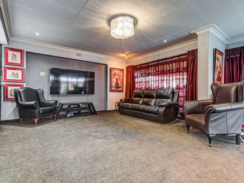 Spacious Five-Bedroom Family Home With Pool - Photo 2