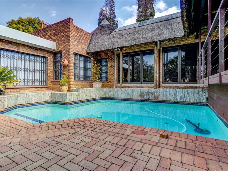 Spacious Five-Bedroom Family Home With Pool - Photo 3